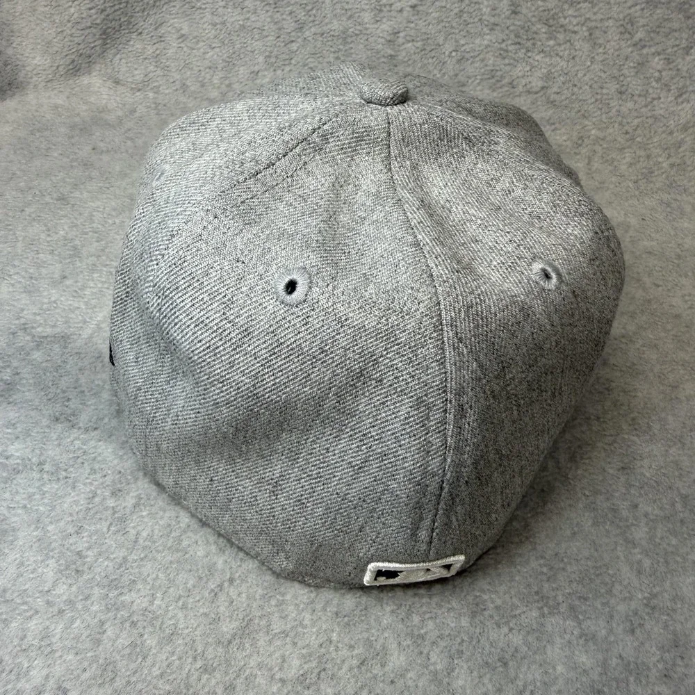 New York Yankees Hat Cap Fitted‎ Mens 7 1/8 Gray Black MLB Baseball New Era